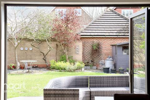 6 Dickens Way, Romford, RM1 4GQ