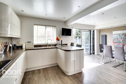 6 Dickens Way, Romford, RM1 4GQ