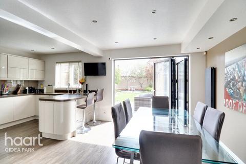 6 Dickens Way, Romford, RM1 4GQ