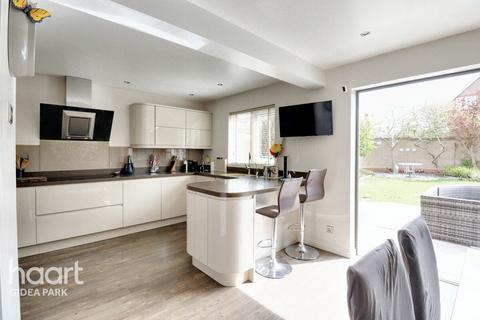 6 Dickens Way, Romford, RM1 4GQ