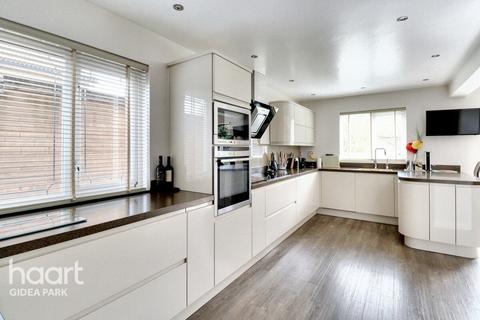 6 Dickens Way, Romford, RM1 4GQ