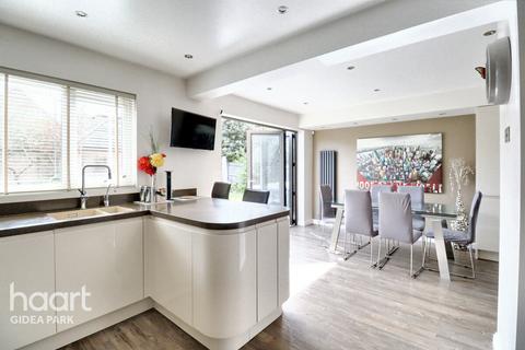 6 Dickens Way, Romford, RM1 4GQ