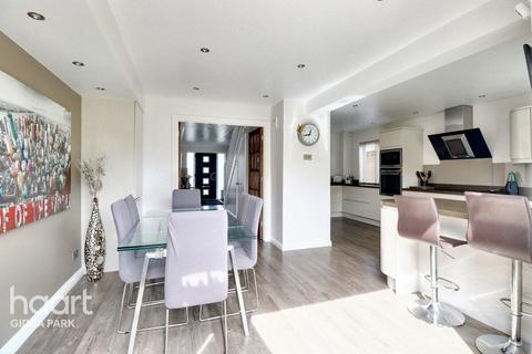 6 Dickens Way, Romford, RM1 4GQ