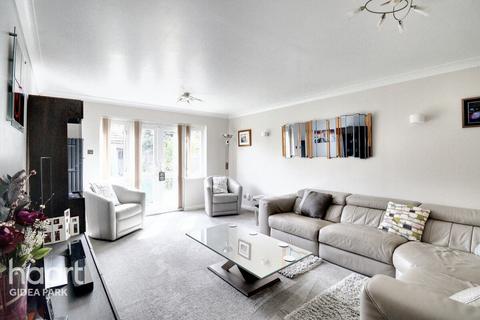 6 Dickens Way, Romford, RM1 4GQ