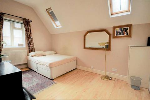 1 bedroom in a house share to rent, Woodstock Road, Chiswick