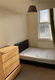 3 bedroom flat to rent, Brixton Water Lane, London SW2