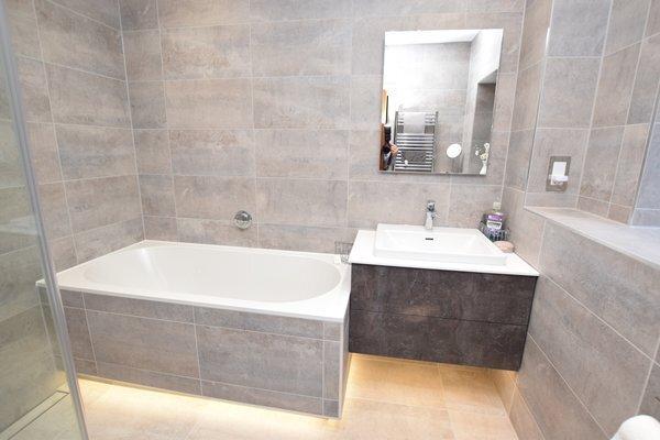 En suite bath &amp; shower room