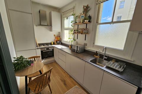 1 bedroom flat for sale, Spencer Road, London, W4 3SY