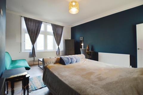 4 bedroom triplex to rent, Welburn Grove, Leeds LS16