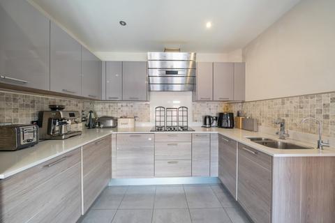 4 bedroom semi-detached house for sale, Milverton Place, Bromley