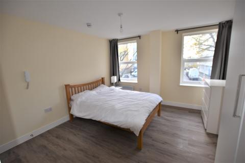 1 bedroom in a flat share to rent, 838-836 London Road, Thornton Heath,  London, CR7