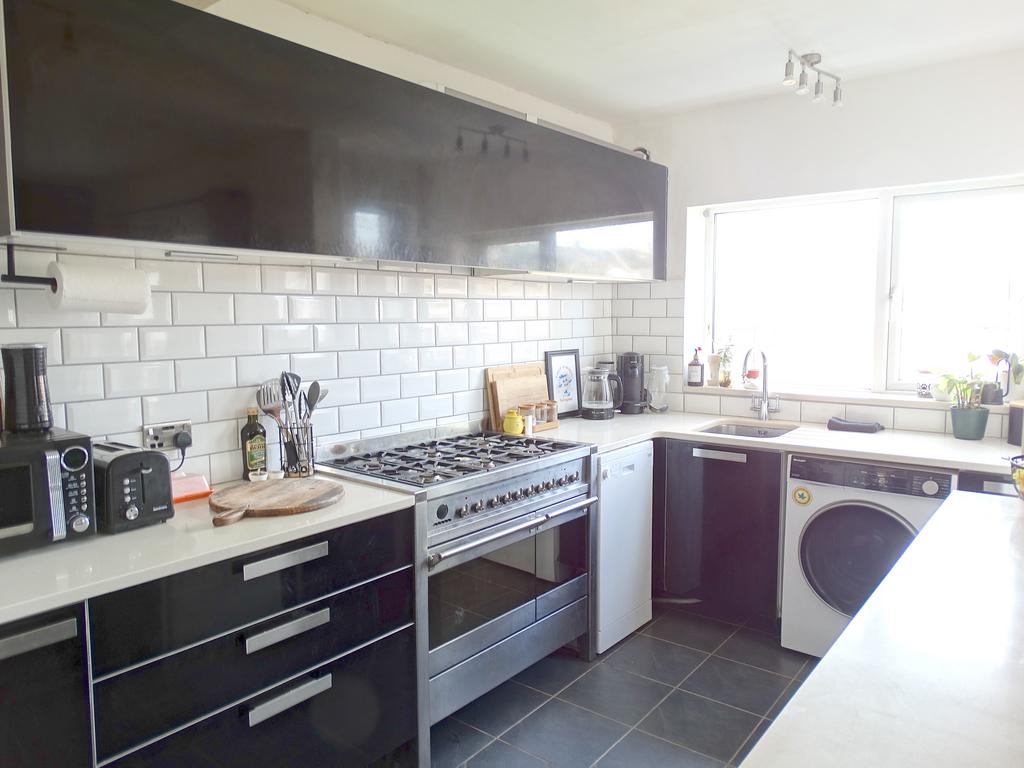Richmond Street, Folkestone CT19 3 bed terraced house £1,450 pcm (£