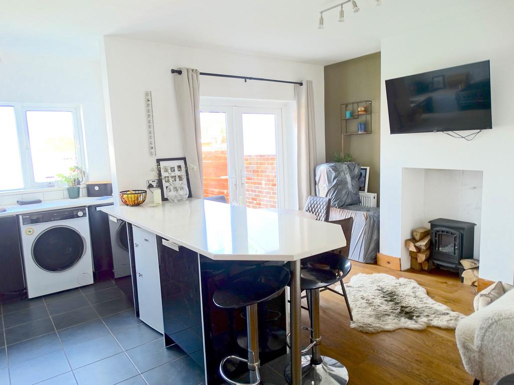 Richmond Street, Folkestone CT19 3 bed terraced house £1,450 pcm (£