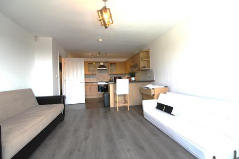 2 bedroom flat to rent, Stockbridge Close