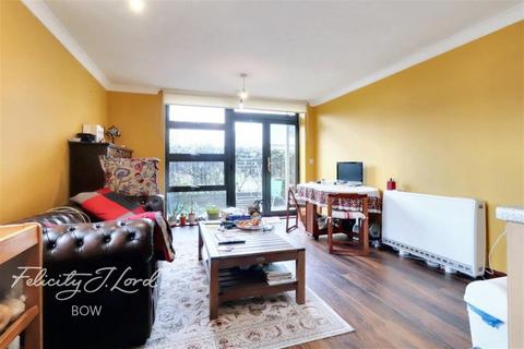 2 bedroom flat to rent, Maltings Close, E3