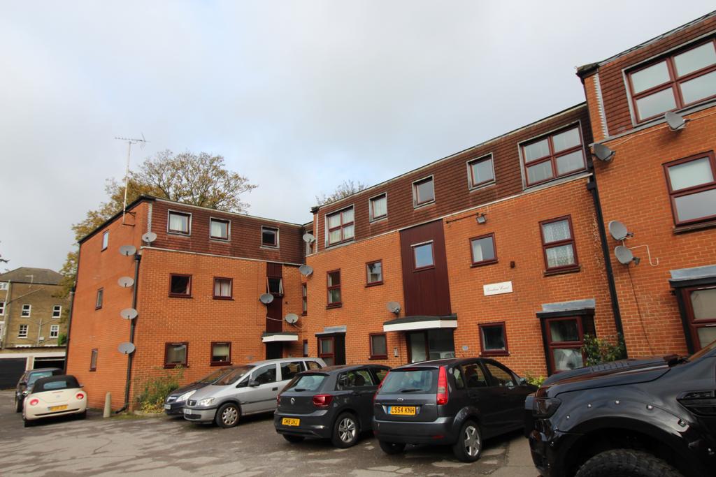 Gresham Road, Brentwood CM14 2 bed apartment £1,200 pcm (£277 pw)