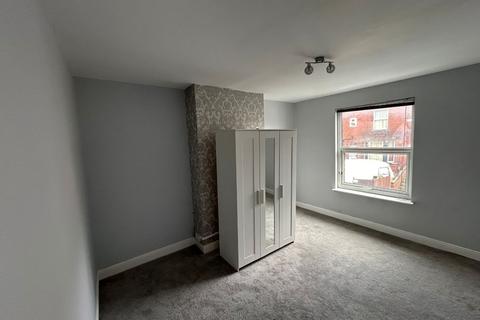 2 bedroom terraced house to rent, Woodview Grove, Holbeck, Leeds