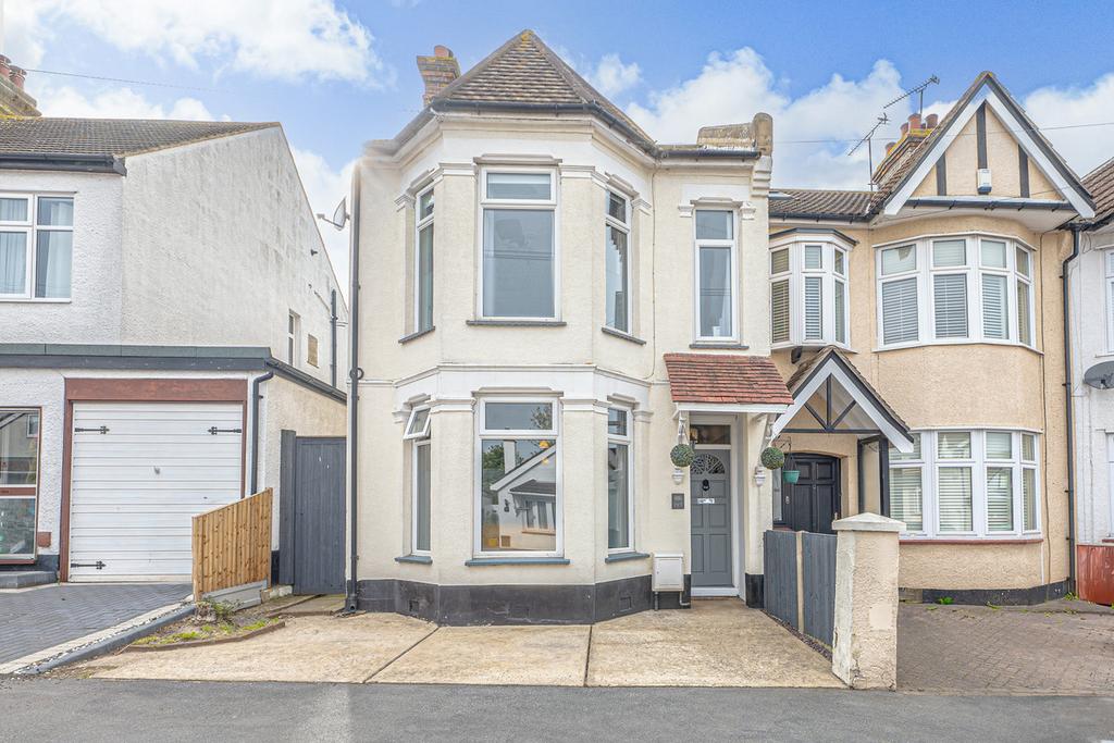 Station Road, Leighonsea, SS9 4 bed semidetached house for sale £