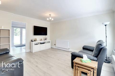 3 bedroom end of terrace house for sale, Fir Tree Close, Romford