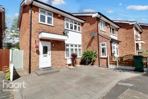 3 bedroom end of terrace house for sale, Fir Tree Close, Romford, RM1 4RU