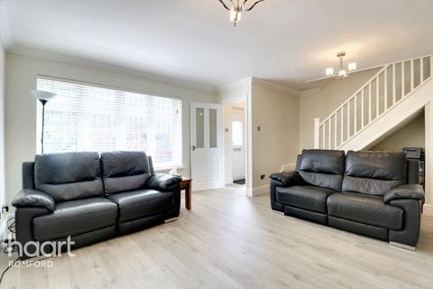 3 bedroom end of terrace house for sale, Fir Tree Close, Romford, RM1 4RU