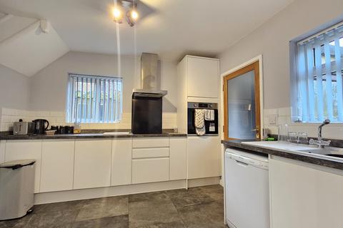 3 bedroom semi-detached house to rent, Boon Grove, Stafford, ST17 9JZ