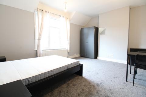 1 bedroom in a flat share to rent, Godstone Road, Purley CR8