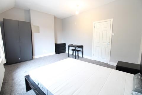 1 bedroom in a flat share to rent, Godstone Road, Purley CR8