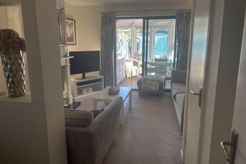 32 Nine Elms Close, Feltham, TW14 9XL