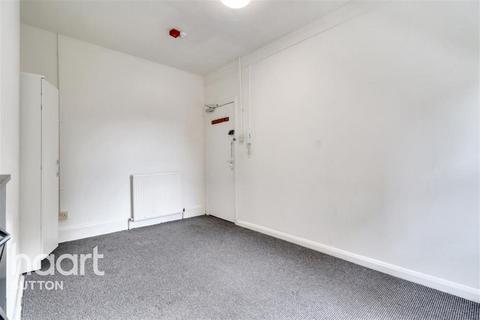1 bedroom in a flat share to rent, High Street, SM1