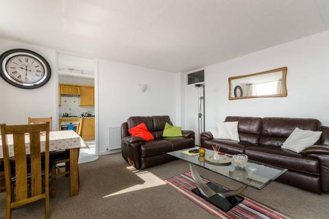 3 bedroom flat to rent, Pemberton Road, East Molesey, KT8