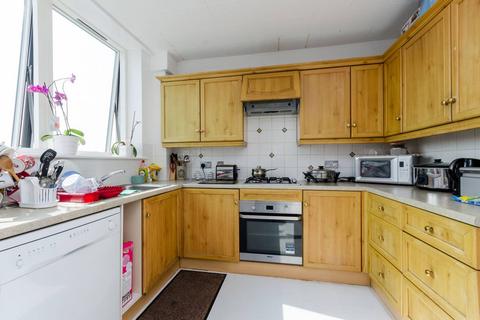3 bedroom flat to rent, Pemberton Road, East Molesey, KT8