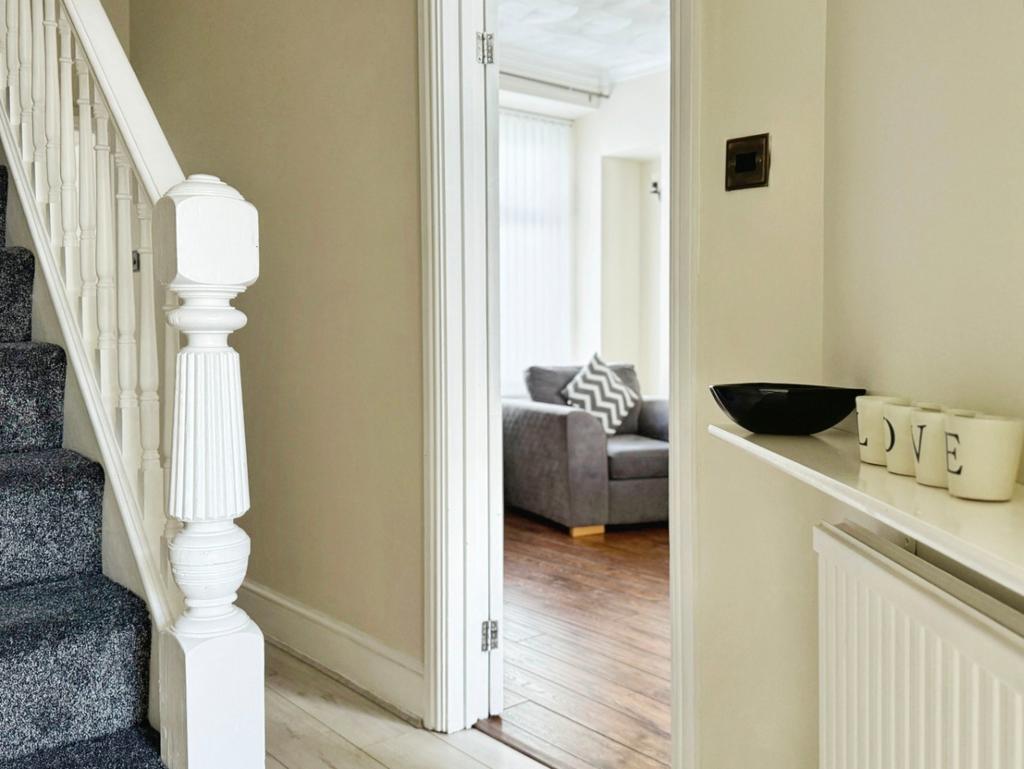 James Street, Pontarddulais, Swansea... 3 bed semidetached house for