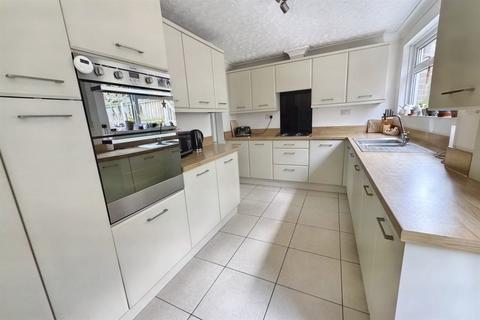 6 Selkirk Close, Merley, Wimborne, BH21 1TP
