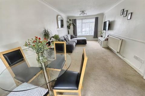 6 Selkirk Close, Merley, Wimborne, BH21 1TP