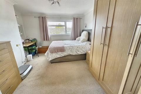 6 Selkirk Close, Merley, Wimborne, BH21 1TP