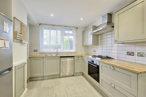 3 bedroom flat to rent, Searles Close, SW11 4RG