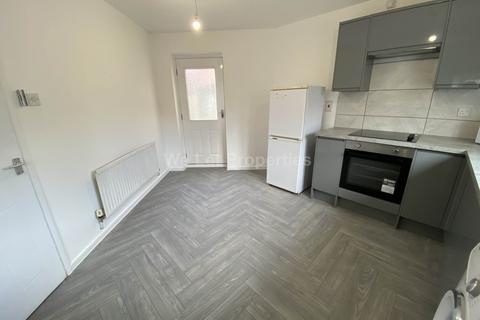 3 bedroom apartment to rent, Warde Street, Manchester M15