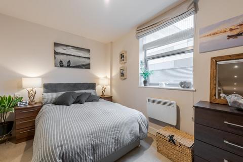 3 bedroom flat for sale, Corben Mews, London SW8