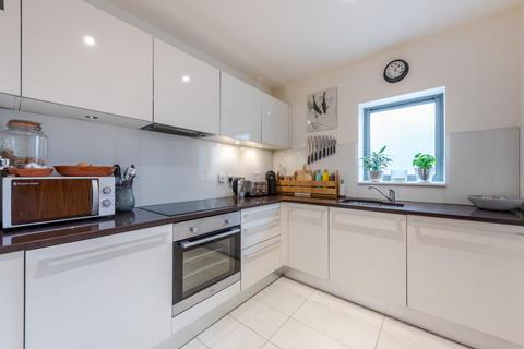 3 bedroom flat for sale, Corben Mews, London SW8