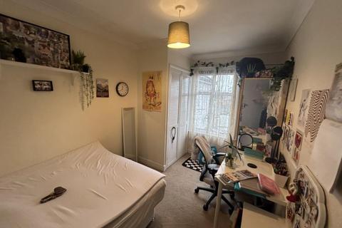 2 bedroom flat to rent, 30a St Judes Road Englefield Green Egham Surrey