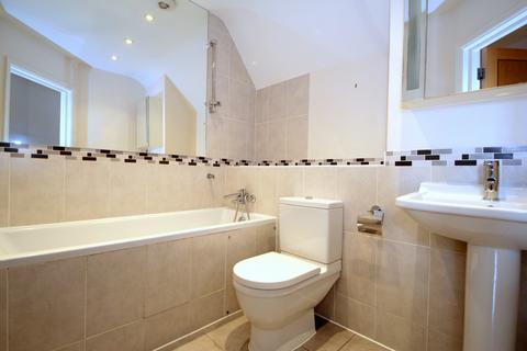 2 bedroom flat to rent, River Bank, Winchmore Hill N21