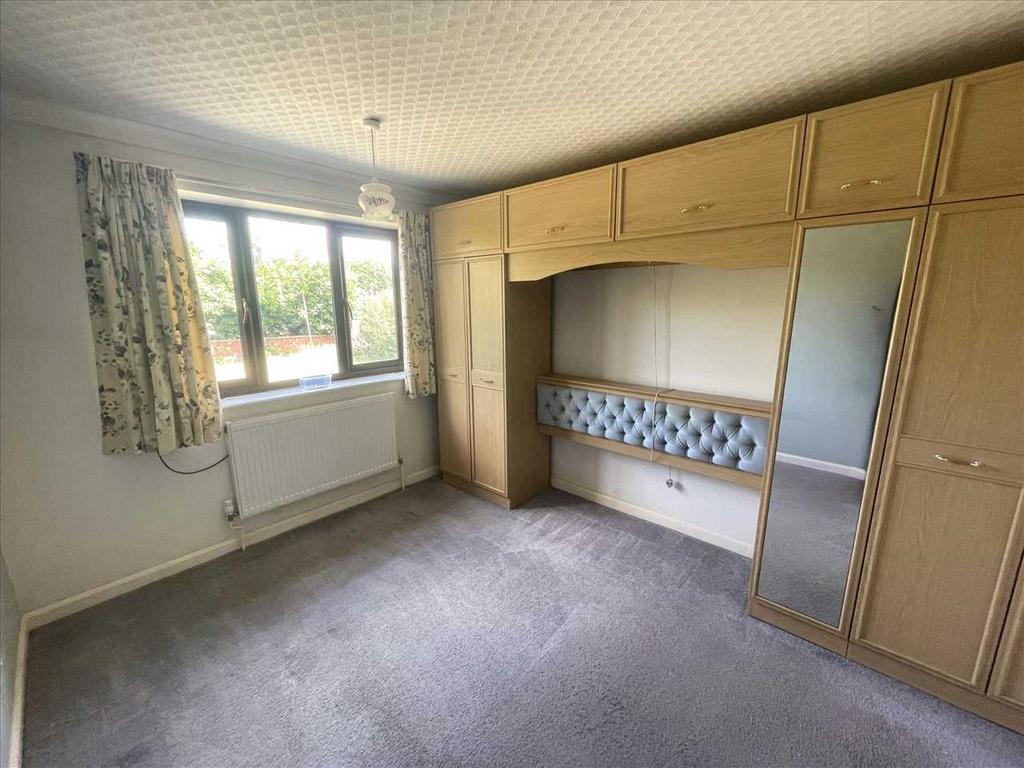 Double bedroom 1: