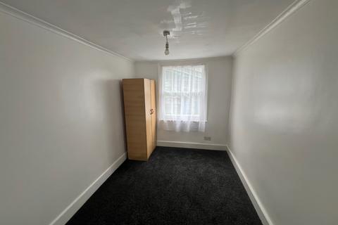 4 bedroom flat to rent, A High Road, London