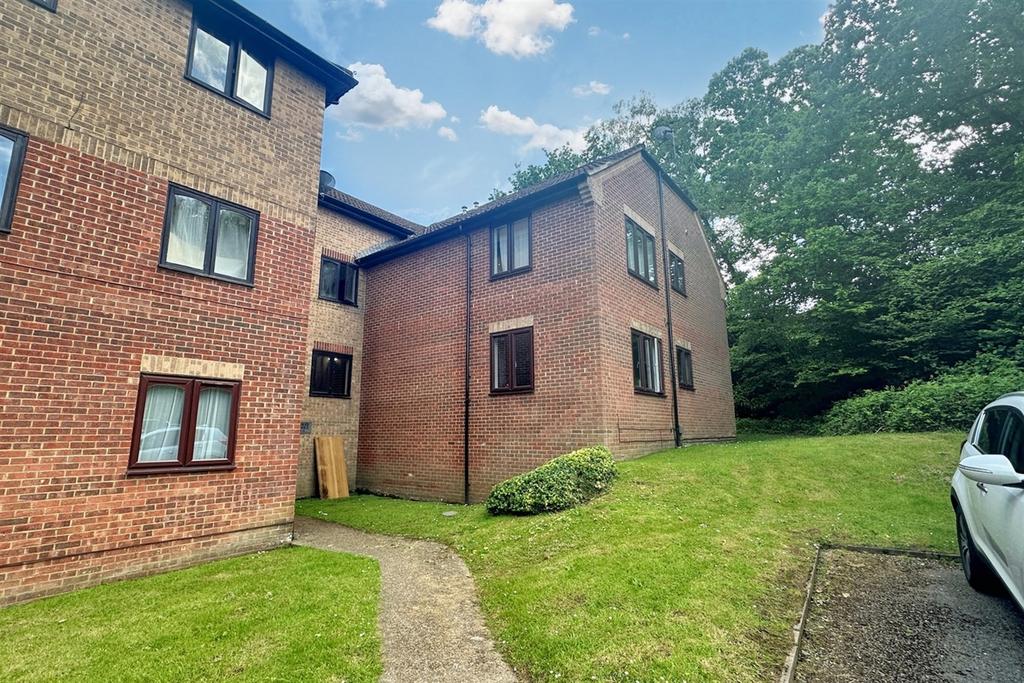 Chandlers Ford 2 bed flat for sale - £160,000