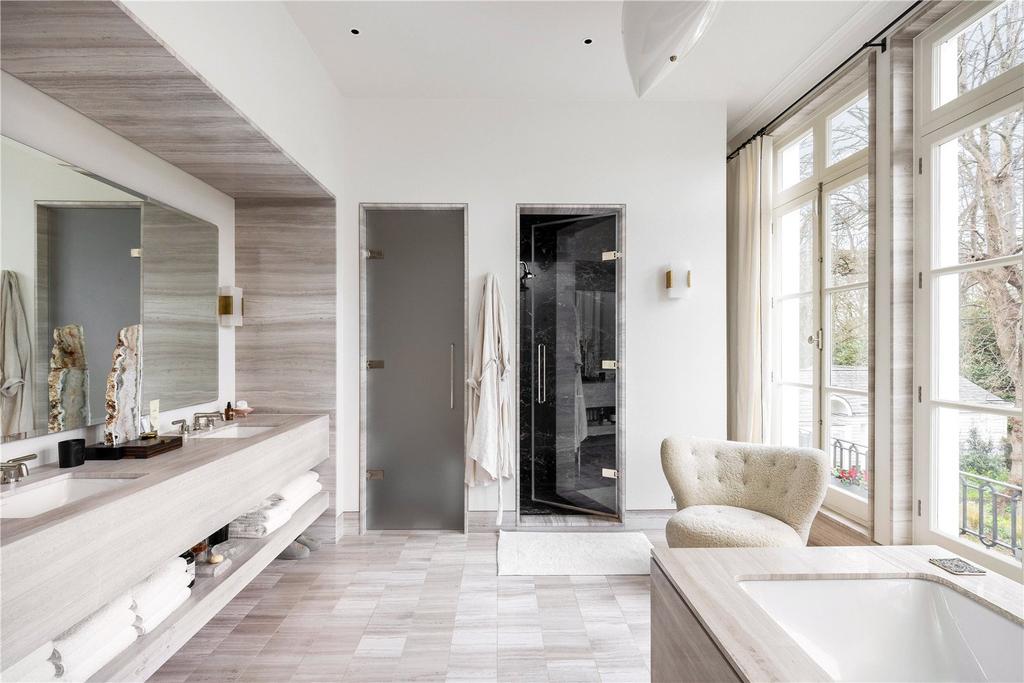 Main En Suite