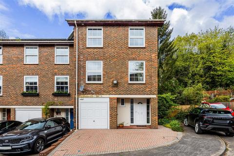 4 bedroom end of terrace house for sale, Ardshiel Drive, Redhill RH1