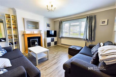 17 Albury Road, Chessington, KT9 1QY