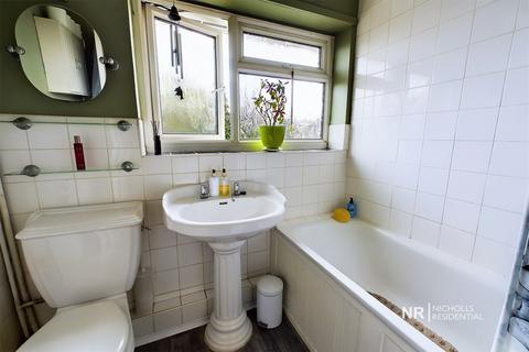 17 Albury Road, Chessington, KT9 1QY