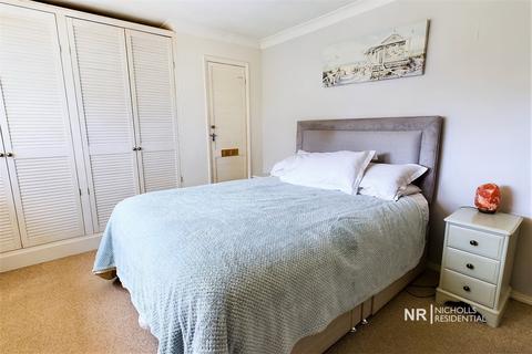 17 Albury Road, Chessington, KT9 1QY